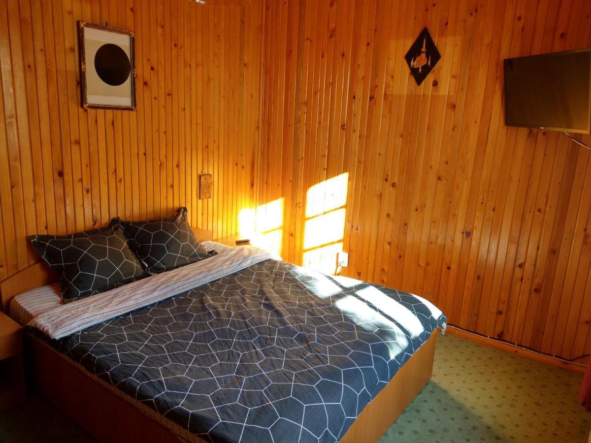 Grandpa'S Hidden Crib, 6 Bedroom, Pet Friendly Sinaia Esterno foto